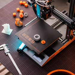 3D tlačiarne prinášajú praktický a dostupný spôsob, ako tvoriť modely, pomôcky, diely aj vlastné návrhy.